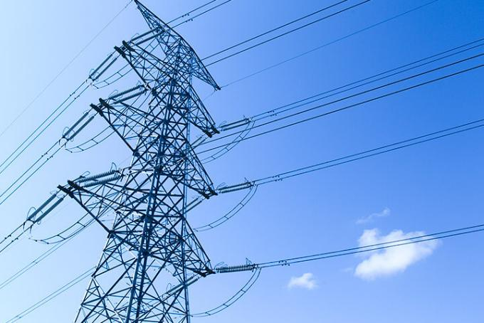 How to prevent ice bridging at high altitude transmission lines