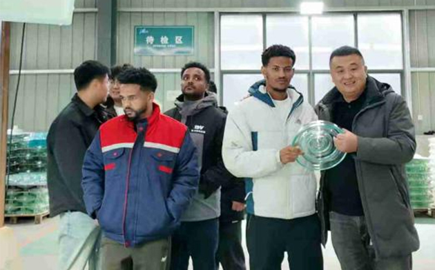 On December 12, 2025, overseas clients visited the company.