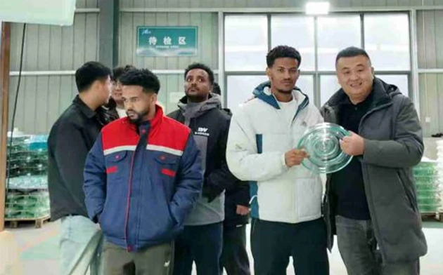 On December 12, 2025, overseas clients visited the company.